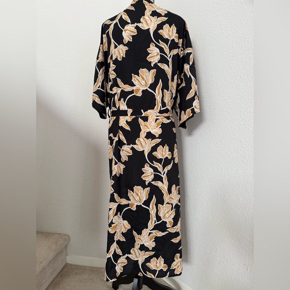 Floral Black and Gold Wrap - Picture 2 of 3
